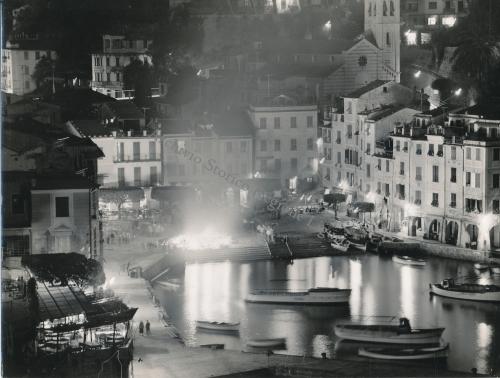 Publifoto, Portofino. Il falò di San Giorgio, 23/04/1964, gelatina ai sali d'argento su carta, CC BY-NC-ND