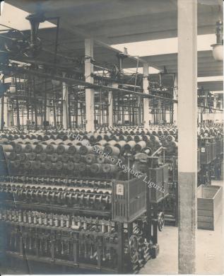 Zancolli, Rodolfo, Lo jutificio di La Spezia. Un reparto di bobine, 1930 circa, gelatina ai sali d'argento su carta, CC BY-NC-ND