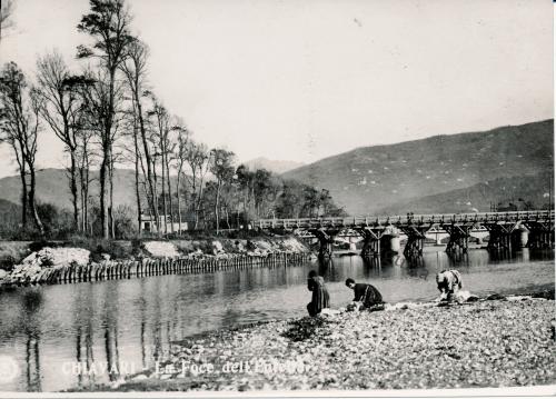 Anonimo, Chiavari. Lavandaie alla foce dell'Entella, 1920 circa, gelatina ai sal d'argento su carta, CC BY-NC-ND