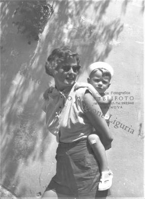 Publifoto, Portofino. L'attrice Ingrid Bergman con il figlio Roberto Rossellini, 13/08/1952, gelatina ai sali d'argento su carta, CC BY-NC-ND
