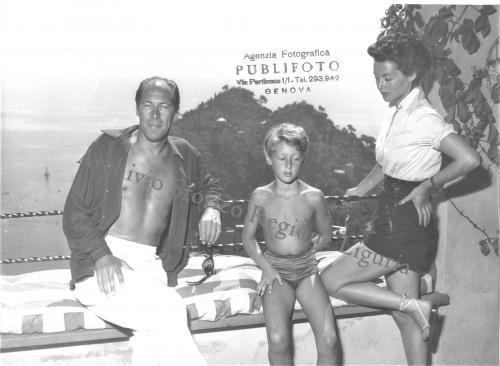 Publifoto, Portofino. L'attore Rex Harrison con la moglie, l'attirce Lilli Palmer e il figlio, 15/08/1952, gelatina ai sali d'argento su carta, CC BY-NC-ND