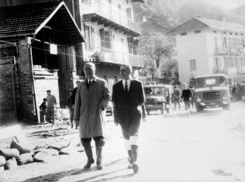 Giuseppe Pella durante un sopralluogo nei territori alluvionati, 1968, CC BY-SA