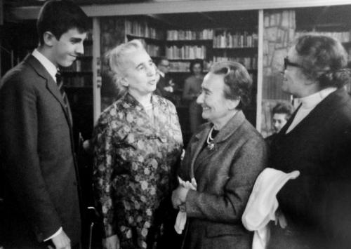 Laura Colonnetti (1908-1982) durante un evento organizzato in biblioteca, 1970 circa, gelatina ai sali d'argento su carta, CC BY-SA