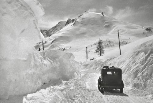 Andreis, Felice, Sestriere, in auto, 1935, Stampa moderna da negativo originale (digitale fine art), CC BY-SA
