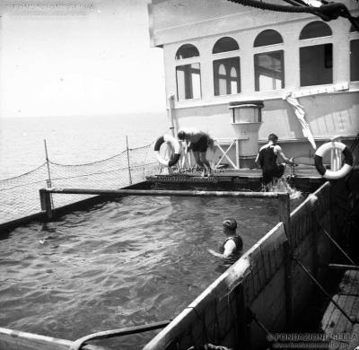 Balestrieri, Umberto, La piscina a bordo del Cracovia, 16/05/1928, Gelatina ai sali d'argento su carta, CC BY-SA
