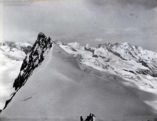 Burnaby, Elizabeth, Rimpfischhorn dalla vetta dell'Allalinhorn, Gelatina ai sali d'argento su carta, CC BY-SA