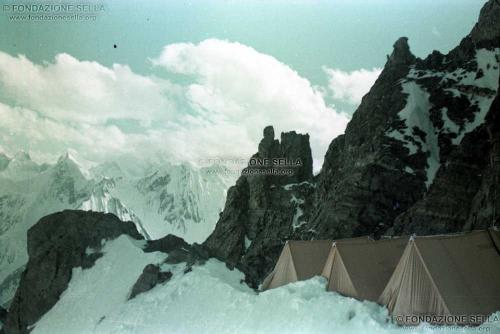 Soldà, Gino, Accampamento sull’alto versante del K2, 1954, Pellicola, CC BY-SA