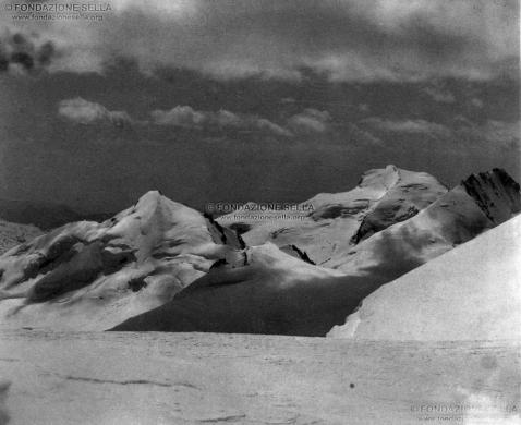 Burnaby, Elizabeth, Allalinhorn, Strahlhorn e Rimpfischhorn dalla vetta dell'Alphubel, Gelatina ai sali d'argento su carta, CC BY-SA