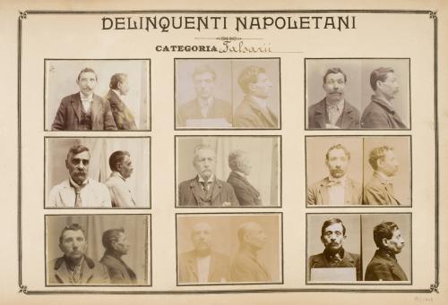 Pagina dell’Album Delinquenti Napoletani che mostra stampe ai sali d’argento di fotografie segnaletiche di  Falsarii. Ante 1906, CC BY-SA