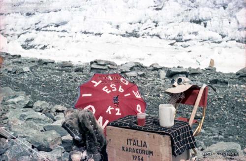 Viotto, Sergio, Il parapioggia della spedizione Huston 1953 rinvenuto al III Campo, 1954, Pellicola, CC BY-SA
