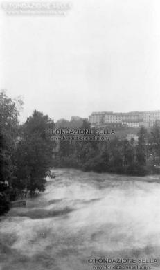 Sella, Gaudenzio, Torrente Cervo a Biella in piena, 1908, Stampa alla gelatina, CC BY-SA