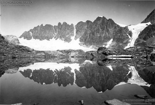 Corti, Alfredo, Il sottogruppo Gluchaint-Sella dal lago delle Forbici, 08/1910, Gelatina ai sali d'argento su carta, CC BY-SA