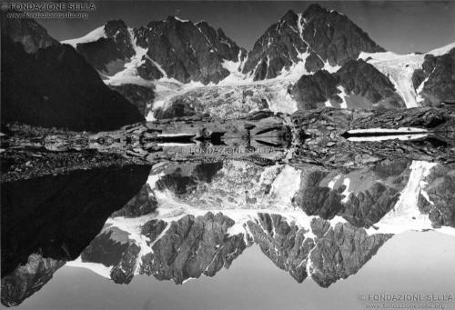 Corti, Alfredo, Pizzo Roseg, Monte di Scerscen, Piz Bernina dal laghetto delle Forbici, 08/1906, Gelatina ai sali d'argento su carta, CC BY-SA