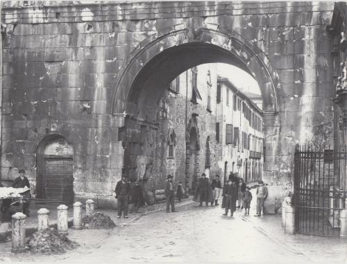 Baviera, Gaetano, Porta d'Augusto, ante 1909, gelatina ai sali d'argento, CC BY-SA