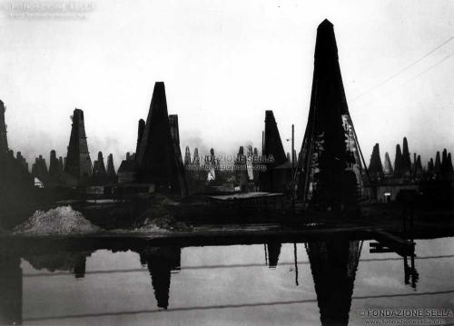 Piacenza, Mario, Pozzi di petrolio a Baku sul Mar Caspio, 1910, Pellicola, CC BY-SA