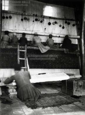 Piacenza, Mario, Indigeni al lavoro su un telaio in Persia, 1910, Pellicola, CC BY-SA