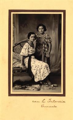 Foto di studio, coppia di donne, CC BY-SA