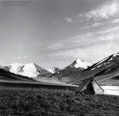 Monzino, Franco, Il primo campo nella valle Nerdlerit, 1961, Gelatina ai sali d'argento su carta, CC BY-SA