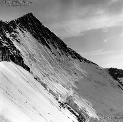 Monzino, Franco, Salendo alla Sneepyramiden, 1961, Gelatina ai sali d'argento su carta, CC BY-SA