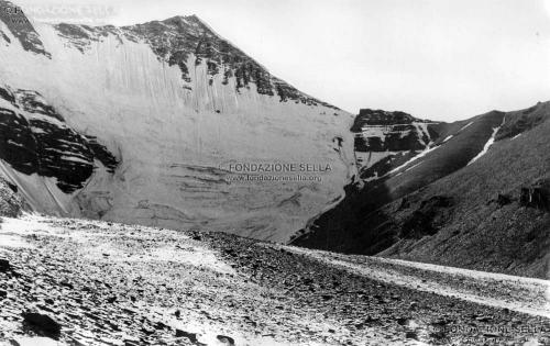 Monzino, Franco, La parete nord della Sneepyramiden, 1961, Gelatina ai sali d'argento su carta, CC BY-SA
