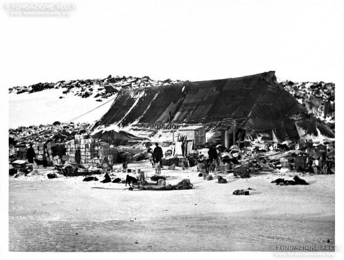 di Savoia, Luigi Amedeo, La capanna in autunno nella baia di Teplitz - (Isola del Principe Rodolfo),, 09/1899, Stampa alla gelatina, CC BY-SA