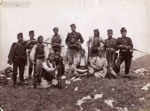 de Déchy, Mör, Montenegrini, gendarmi croati e soldati ungheresi dell'Austria - Ungheria sulla prima cima del Maglitch, Albumina, CC BY-SA