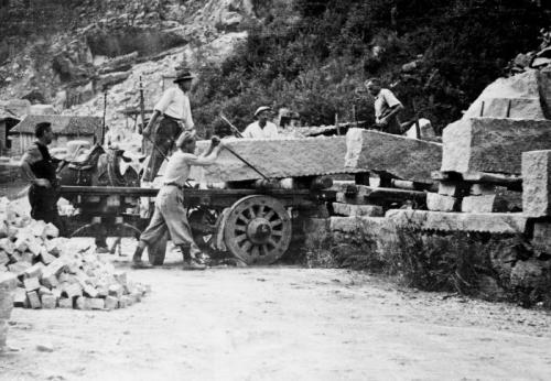 San Paolo Cervo, cava Antica e Quarona, movimentazione dei blocchi di sienite mediante i curli, anni ’50, CC BY-SA