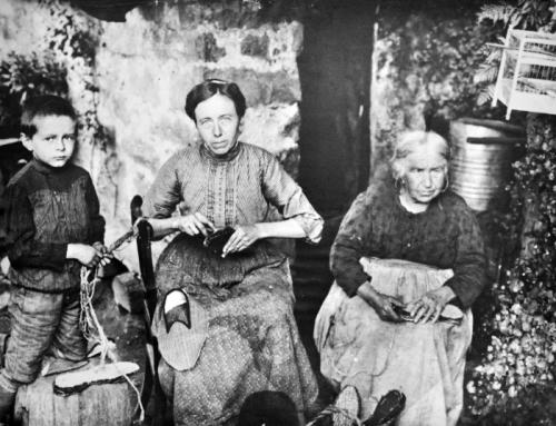 Martinero, Italo, Confezione degli scapin in Alta Valle del Cervo, 1915 ca, CC BY-SA