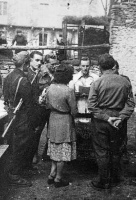 Tempia celebra un matrimonio partigiano, 1944 circa, CC BY-SA