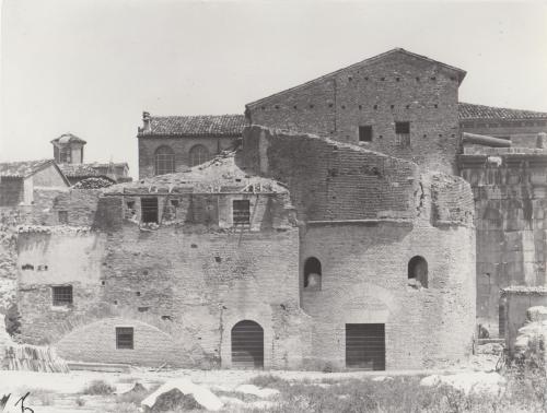 Cerasoli, Abele, Edifici adiacenti la Porta di Augusto a Fano, 1930 circa, gelatina a sviluppo, CC BY-SA