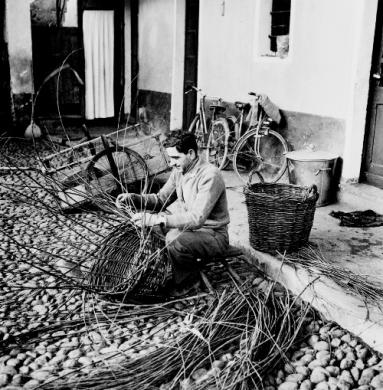 Sella, Alfonso, Sandigliano, fabbricante occasionale di ceste per damigiane, 1963., CC BY-SA