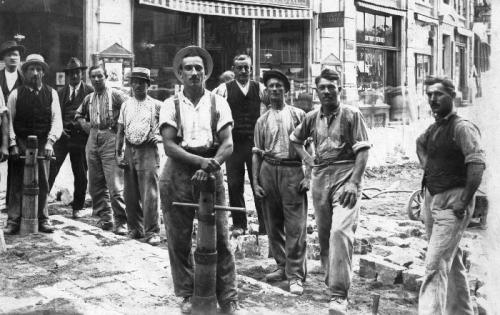 Chambery, gruppo di selciatori di Graglia intenti alla pavimentazione di una via cittadina, 1921, CC BY-SA