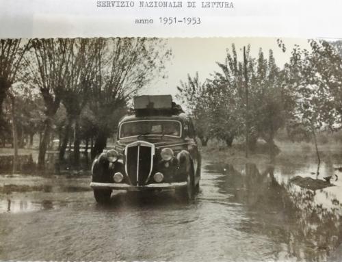 Biblioteca Statale, L'auto di proprietà della Biblioteca Statale con cui veniva espletato il Servizio Nazionale di Lettura nei paesi della provincia di Cremona, post 1951, stampa, CC BY-SA