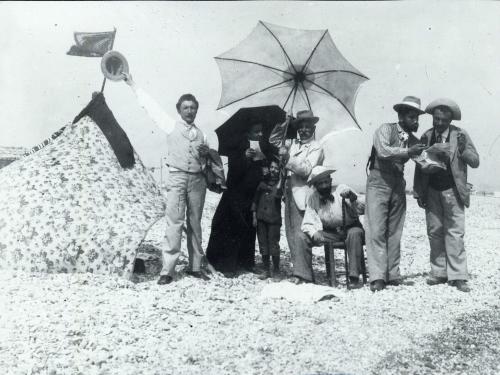 Anonimo, Foto ricordo sulla spiaggia di Fano, 1910 circa, gelatina a sviluppo, CC BY-SA