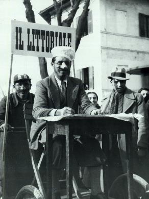 Anonimo, Maschera del Carnevale di Fano, 1920 circa, gelatina a sviluppo, CC BY-SA