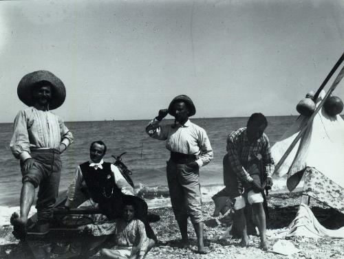 Anonimo, Bagnanti sulla spiaggia di Fano, 1910 circa, gelatina a sviluppo, CC BY-SA