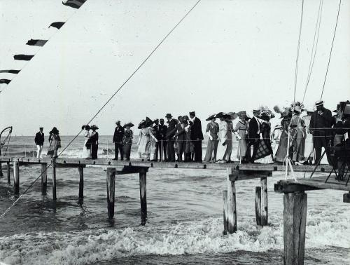 Borgogelli, Piercarlo, Ingresso della piattaforma balneare di Fano, ante 1910, gelatina a sviluppo, CC BY-SA