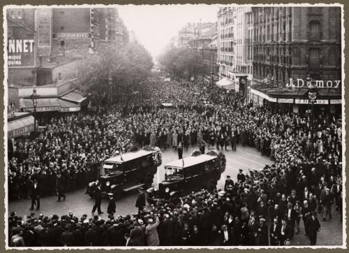 Attilio De Feo, Parigi. I funerali di Carlo e Nello Rosselli: il corteo diretto al cimitero Père Lachaise, 19/06/1937, CC BY-NC-SA