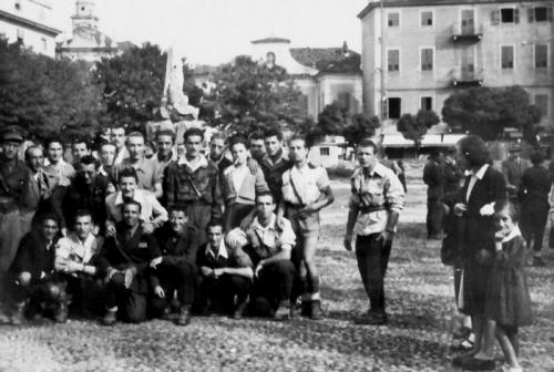 Gruppo di partigiani e civili dopo la liberazione di Biella, aprile 1945., CC BY-SA