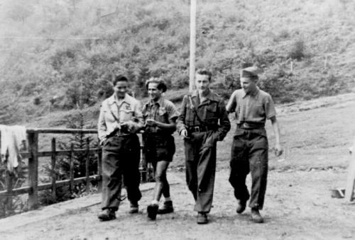 Fighera, Sergio, Alta Valsessera, davanti alla sede del Comando della 2a brigata Garibaldi “Pensiero”, gruppo partigiano, luglio-agosto 1944., CC BY-SA