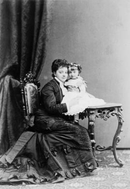 Studio fotografico H. Le Lieure, Maria Luisa D’Harcourt Ferrero della Marmora con la figlia Enrichetta, Torino, 1876, CC BY-SA