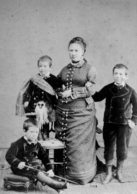 Studio fotografico Giacomo Brogi, Giuseppina de Rojas Mori Ubaldini degli Alberti con i figli Alberto, Mario e Guido, Firenze, 1871-72, CC BY-SA