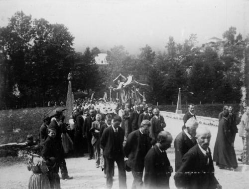 Mario degli Alberti o Enrichetta Ferrero della Marmora, Oropa, processione, agosto 1899, CC BY-SA