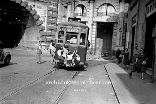 Carbone, Riccardo, Scugnizzi appesi al tram, 22/07/1950, gelatina bromuro d'argento / pellicola poliestere, CC BY-SA