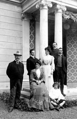 Ingresso del Palazzo Piacenza a Pollone, in piedi da sin.: Felice, Mario, Livia, Guido Piacenza e Alfredo Drago, marito di Livia; seduti: Silvia Bozzalla Pret, moglie di Felice, e il loro ultimo figlio Enzo., CC BY-SA