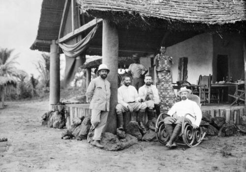 Congo, Guido Piacenza, in piedi a sinistra, e altri componenti di una spedizione, 1912., CC BY-SA