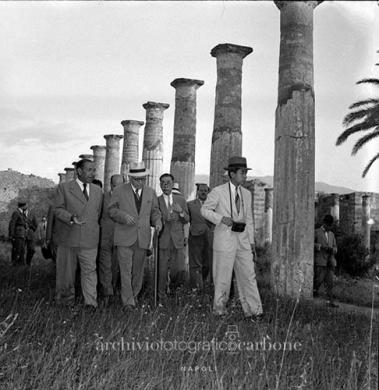 Carbone, Riccardo, Il principe del Giappone Akihito in visita al Parco archeologico di Pompei, 10/07/1953, gelatina bromuro d'argento / pellicola poliestere, CC BY-SA