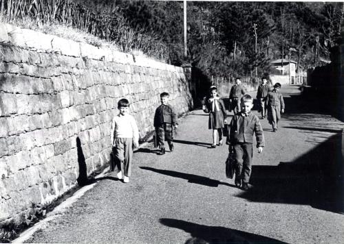 A scuola: entrata e uscita. Scuola elementare mista fraz. Borello, Sanremo (IM), 1950 circa, CC BY-NC-SA