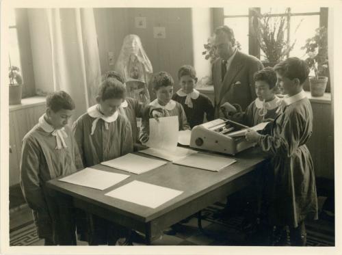 'Scuola di cooperazione'. la stampa del giornalino con il ciclostile. Scuola elementare di Brancaccio (PA), 1950 circa, CC BY-NC-SA