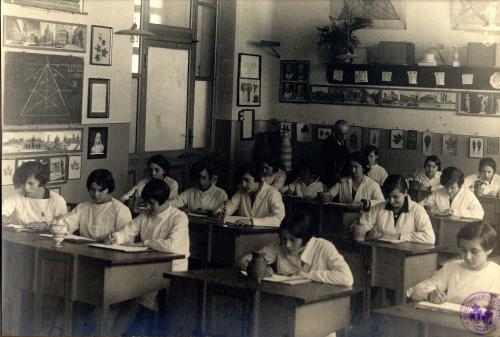 Lezione nell'aula di disegno. Regia Scuola Complementare "Maria Laetitia", Torino, 1920 circa, CC BY-NC-SA